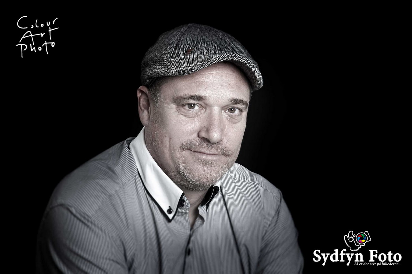 Portrætfotografering i studio eller On Lokation f.eks. - <i>Foto, Portrætfoto, Portrætfotograf, Fotograf Svendborg, Portræfotograf Svendborg, Fotograf Sydfyn, Portrætfotograf Sydfyn, Sydfyns Fotograf, Studio, Studiofoto, Atelier, Fotoatelier, Abildvej, Legebilleder, Lege Billeder, Børnefoto, Børne Foto, Børnefotografering, Børne Fotografering, Babyfoto, Baby Foto, Babyfotografering, Baby Fotografering, Familiefoto, Familie Foto, Familiefotografering, Familie Fotografering, Familiebilleder Fotograf, Familie Fotograf Fyn, Familiefotograf Sydfyn, Familiefotograf Fyn</i>