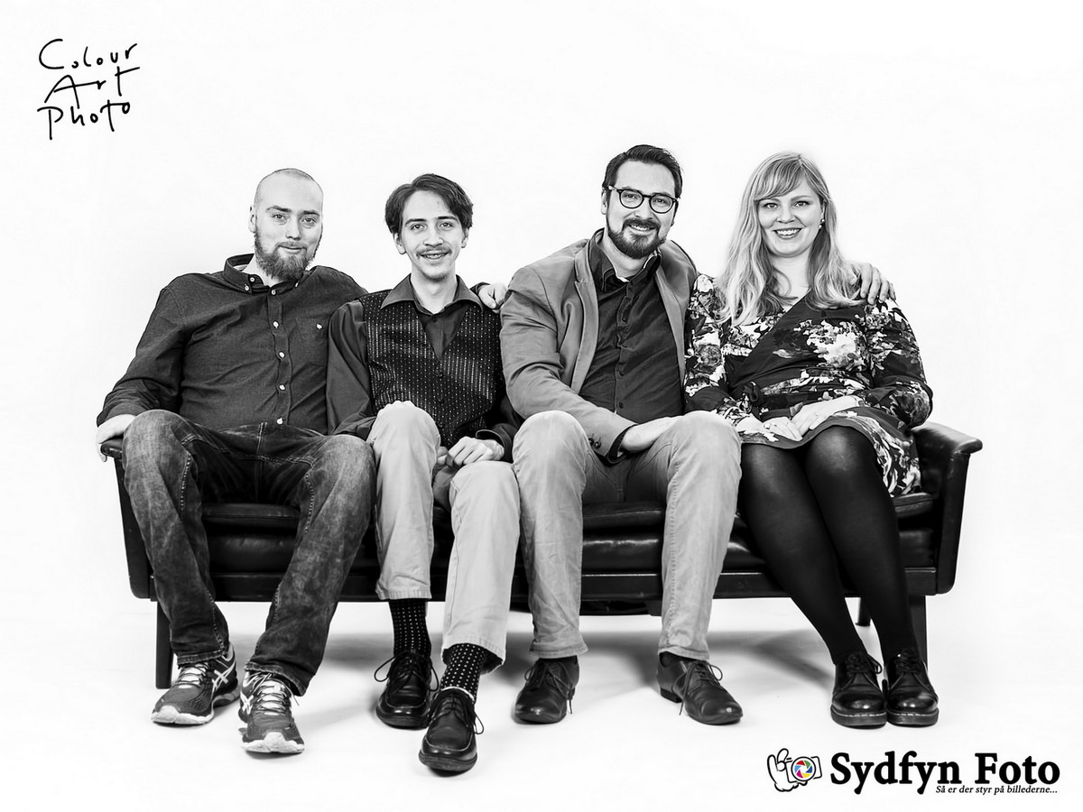 Portrætfotografering i studio eller On Lokation f.eks. - <i>Foto, Portrætfoto, Portrætfotograf, Fotograf Svendborg, Portræfotograf Svendborg, Fotograf Sydfyn, Portrætfotograf Sydfyn, Sydfyns Fotograf, Studio, Studiofoto, Atelier, Fotoatelier, Abildvej, Legebilleder, Lege Billeder, Børnefoto, Børne Foto, Børnefotografering, Børne Fotografering, Babyfoto, Baby Foto, Babyfotografering, Baby Fotografering, Familiefoto, Familie Foto, Familiefotografering, Familie Fotografering, Familiebilleder Fotograf, Familie Fotograf Fyn, Familiefotograf Sydfyn, Familiefotograf Fyn</i>