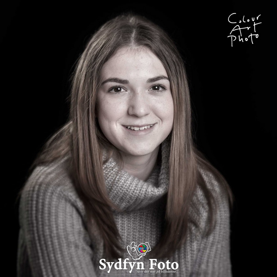 Portrætfotografering i studio eller On Lokation f.eks. - <i>Foto, Portrætfoto, Portrætfotograf, Fotograf Svendborg, Portræfotograf Svendborg, Fotograf Sydfyn, Portrætfotograf Sydfyn, Sydfyns Fotograf, Studio, Studiofoto, Atelier, Fotoatelier, Abildvej, Legebilleder, Lege Billeder, Børnefoto, Børne Foto, Børnefotografering, Børne Fotografering, Babyfoto, Baby Foto, Babyfotografering, Baby Fotografering, Familiefoto, Familie Foto, Familiefotografering, Familie Fotografering, Familiebilleder Fotograf, Familie Fotograf Fyn, Familiefotograf Sydfyn, Familiefotograf Fyn</i>